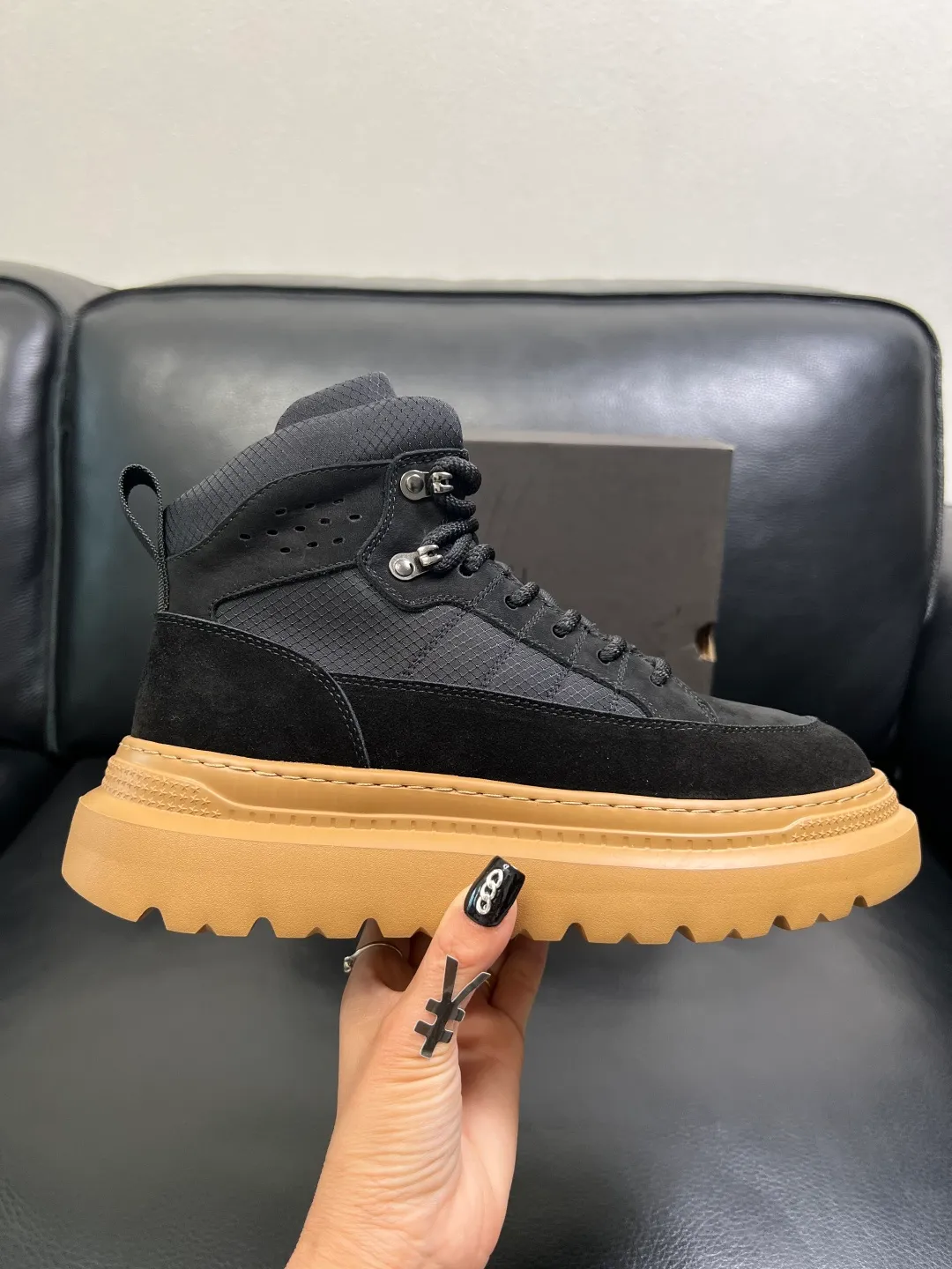 Men's men's shoes 💰740 UGG High-quality top crafts. Original configuration is available at the counter simultaneously. Original cowhide fabric imported from Italy, high-quality splicing technology, fully imported lambswool lining. Sole: Original sole is specially provided by the original factory and is super comfortable. Original factory and single goods are welcome to compare. Size 39-44